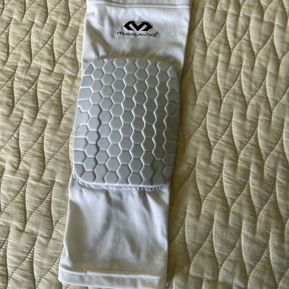McDavid HEX White compression Knee/Leg Sleeve.  Size Large